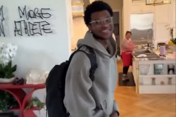 吾家有儿初长成！布莱斯回到家 詹姆斯狂笑：大学生回来了！