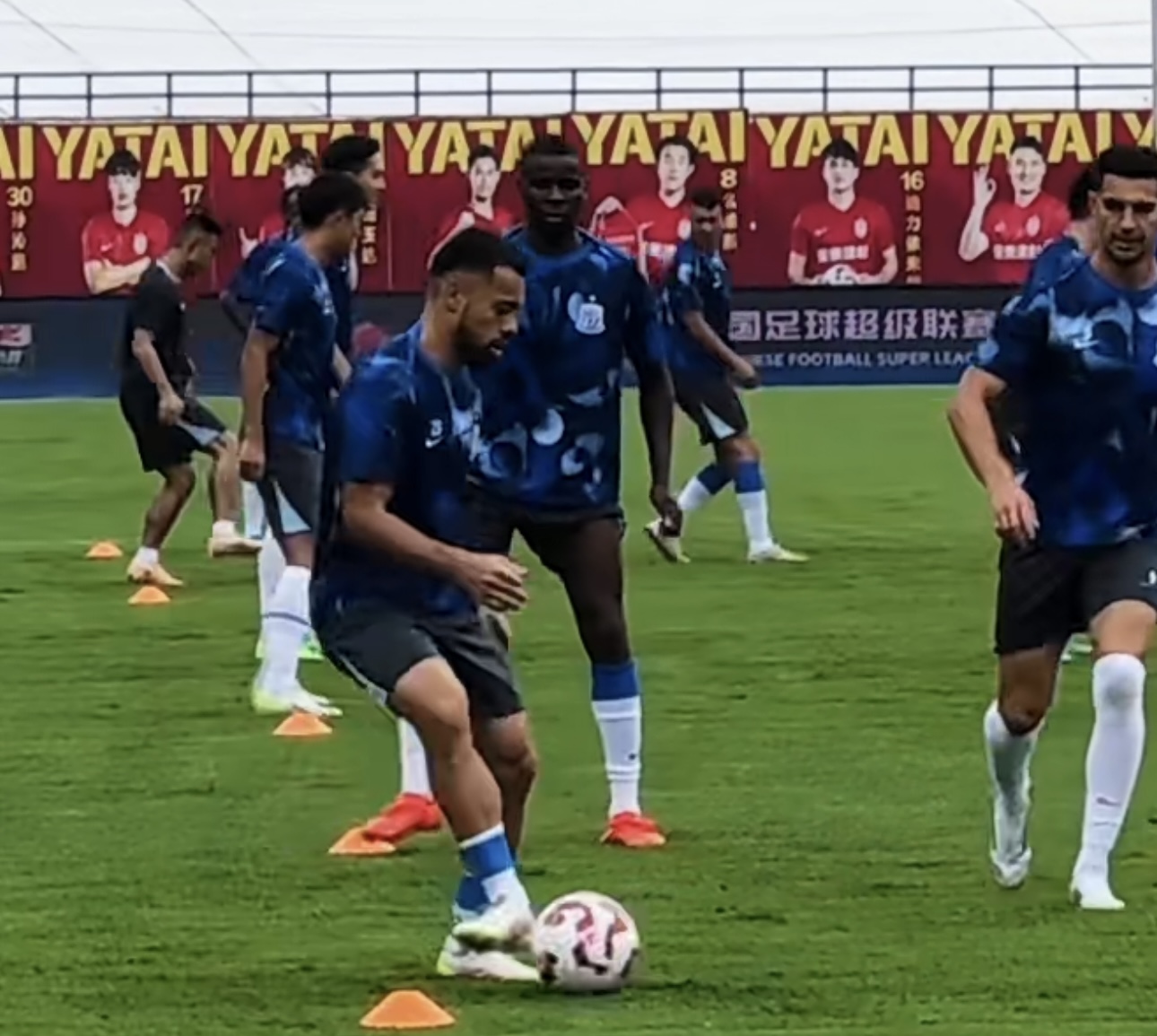 体育赛事-沪媒：于汉超阿苏埃均未随队到长春战亚泰，特谢拉赛前仍单独训练