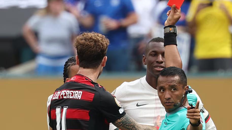 世俱杯淘汰赛潜在累计黄牌停赛名单：梅西、维尼修斯、小贝林在列