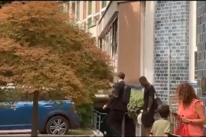 开云体育-加盟在即，记者：埃斯图皮尼安与AC米兰会面结束离开基地